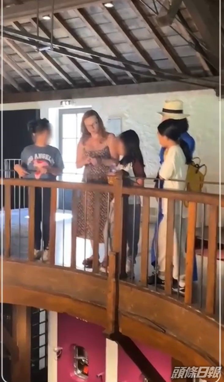 與3個女到處遊覽。